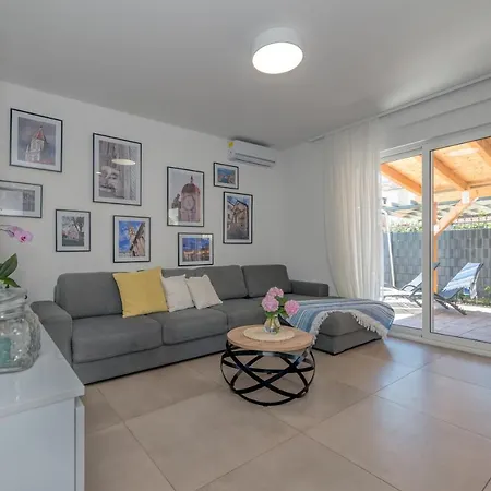 Apartman Nevera *